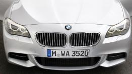 BMW M550d xDrive - przód - reflektory włączone