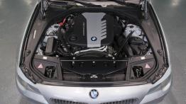 BMW M550d xDrive - maska otwarta
