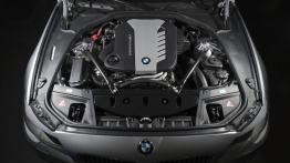 BMW M550d xDrive - maska otwarta
