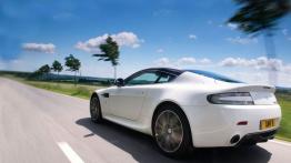 Aston Martin V8 Vantage N420 Coupe - widok z tyłu