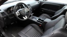 Dodge Challenger Rallye Redline - widok ogólny wnętrza z przodu