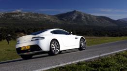 Aston Martin V8 Vantage S Coupe - widok z tyłu