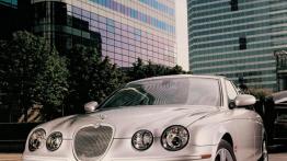 Jaguar S-Type - widok z przodu