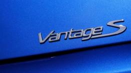 Aston Martin V8 Vantage S Coupe - emblemat