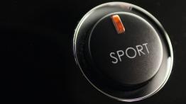 Aston Martin V8 Vantage S Coupe - przycisk do uruchamiania silnika