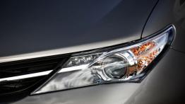 Toyota Auris II Hatchback 5d Diesel - lewy przedni reflektor - wyłączony