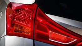 Toyota Auris II Hatchback 5d Diesel - lewy tylny reflektor - włączony