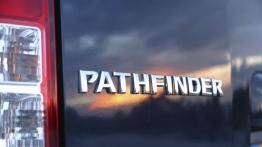Nissan Pathfinder - tył - inne ujęcie