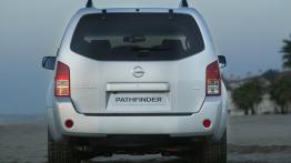 Nissan Pathfinder - widok z tyłu