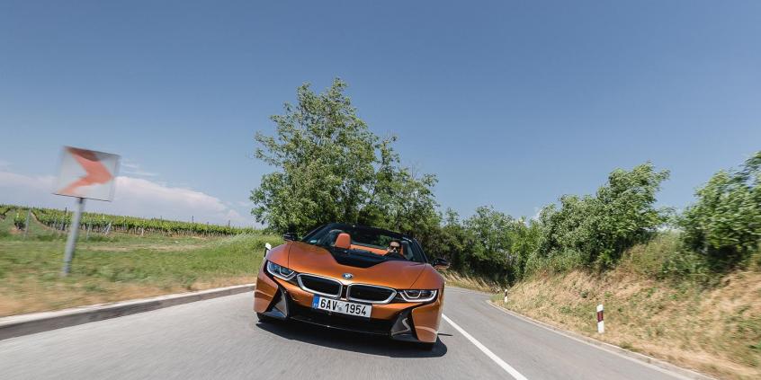 BMW i8 Roadster – supersamochód bez dachu i z trzema cylindrami