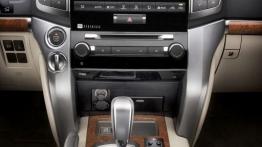 Toyota Land Cruiser V8 Facelifting - konsola środkowa