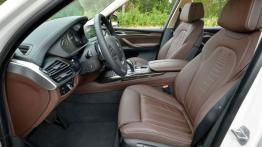 BMW X5 III (2014) xDrive50i - wersja amerykańska - widok ogólny wnętrza z przodu