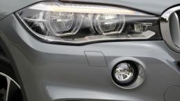 BMW X5 III (2014) xDrive30d - wersja amerykańska - prawy przedni reflektor - włączony