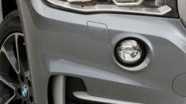 BMW X5 III (2014) xDrive30d - wersja amerykańska - prawy przedni reflektor - włączony