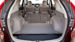 Honda CR-V IV - wersja amerykańska - tylna kanapa złożona, widok z bagażnika