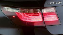 Lexus LS 600h - lewy tylny reflektor - włączony