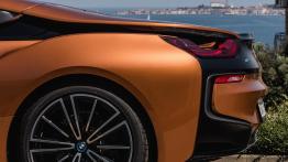BMW i8 Roadster – supersamochód bez dachu i z trzema cylindrami