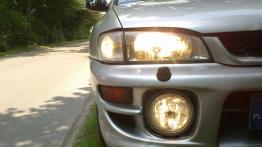 Subaru Impreza I Sedan - galeria społeczności - prawy przedni reflektor - włączony