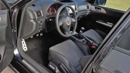 Subaru Impreza WRX STI - widok ogólny wnętrza z przodu