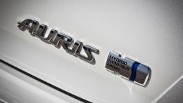Toyota Auris II Hatchback 5d Hybrid - emblemat