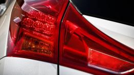Toyota Auris II Hatchback 5d Hybrid - lewy tylny reflektor - włączony