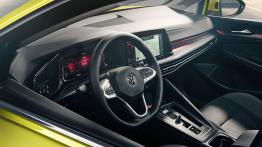 Volkswagen Golf VIII - widok ogólny wnêtrza z przodu