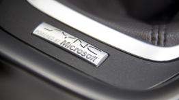 Ford Mondeo V Liftback - tunel środkowy między fotelami