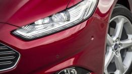 Ford Mondeo V Liftback - lewy przedni reflektor - wyłączony
