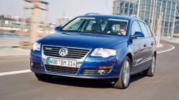 Volkswagen Passat Kombi Blue Motion - widok z przodu