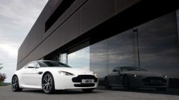 Aston Martin V8 Vantage N420 Coupe - widok z przodu