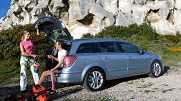 Opel Astra III Caravan - tył - bagażnik otwarty