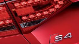 Audi S4 B8 Sedan - lewy tylny reflektor - włączony