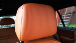 BMW X5 E70 M SUV 4.4 V8 555KM - galeria redakcyjna - zagłówek na fotelu pasażera, widok z przodu