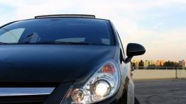 Opel Corsa D Hatchback 1.3 CDTI ECOTEC 90KM - galeria redakcyjna - lewy przedni reflektor - włączony