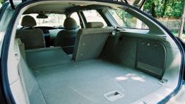 Nissan Primera Wagon 2.0 Acenta - tylna kanapa złożona, widok z bagażnika