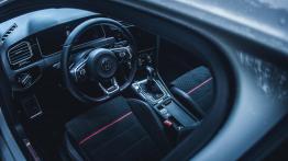 Volkswagen Golf GTI 2.0 TSI 245 KM - galeria redakcyjna - widok ogólny wn?trza z przodu