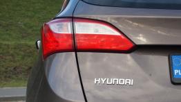 Hyundai i30 II Wagon 1.6 GDI 135KM - galeria redakcyjna - lewy tylny reflektor - włączony