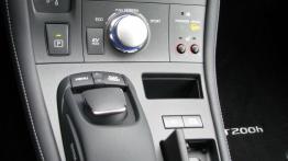 Lexus CT 200h 136KM - galeria redakcyjna - tunel środkowy między fotelami