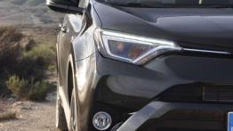 Toyota RAV4 (2016) - galeria redakcyjna - prawy przedni reflektor - włączony