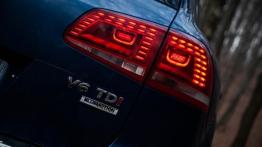 Volkswagen Touareg II Facelifting TDI - galeria redakcyjna - prawy tylny reflektor - włączony