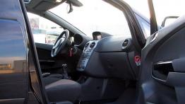 Opel Corsa D Hatchback 1.3 CDTI ECOTEC 90KM - galeria redakcyjna - widok ogólny wnętrza z przodu