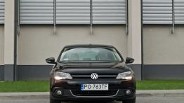 Volkswagen Jetta VI Sedan 2.0 TDI CR DPF 140KM - galeria redakcyjna - widok z przodu