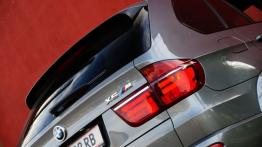 BMW X5 E70 M SUV 4.4 V8 555KM - galeria redakcyjna - prawy tylny reflektor - włączony