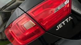 Volkswagen Jetta VI Sedan 2.0 TDI CR DPF 140KM - galeria redakcyjna - lewy tylny reflektor - wyłączo