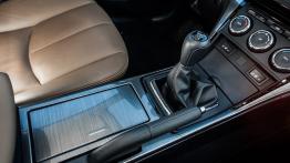 Mazda 6 II Hatchback Facelifting 2.2 MZR-CD 163KM - galeria redakcyjna - tunel środkowy między fotel