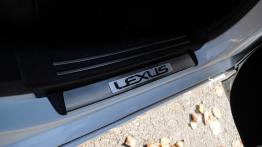 Lexus LS IV Facelifting 600h 394KM - galeria redakcyjna - listwa progowa z tyłu