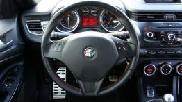 Alfa Romeo Giulietta Nuova II Hatchback 5d 1750 TBi 16v 235KM - galeria redakcyjna - kierownica