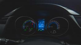 Toyota Auris Touring Sports Hybrid - galeria redakcyjna - zestaw wskaźników