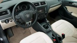 Volkswagen Jetta VI Sedan 2.0 TDI CR DPF 140KM - galeria redakcyjna - pełny panel przedni