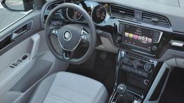 Volkswagen Touran 2.0 TDI 150 KM (wnętrze) - galeria redakcyjna - widok ogólny wnętrza z przodu